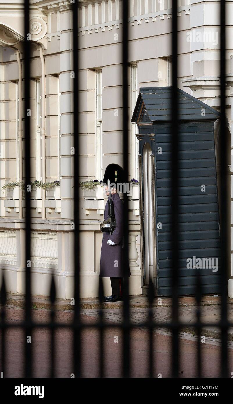 Un guardia de servicio dentro de las puertas que conducen al centro comercial, fuera de Clarence House en Londres. Foto de stock