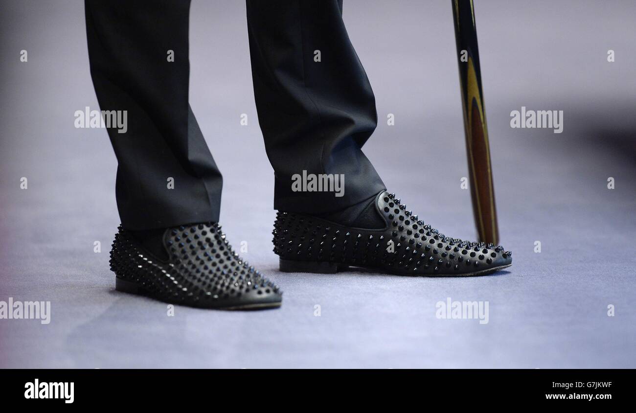 Vista detallada de los zapatos con tachuelas usados por Judd Trump durante  su partido con Stephen Maguire en el segundo día de los 2015 Maestros de  Dafabet en Alexandra Palace, Londres Fotografía