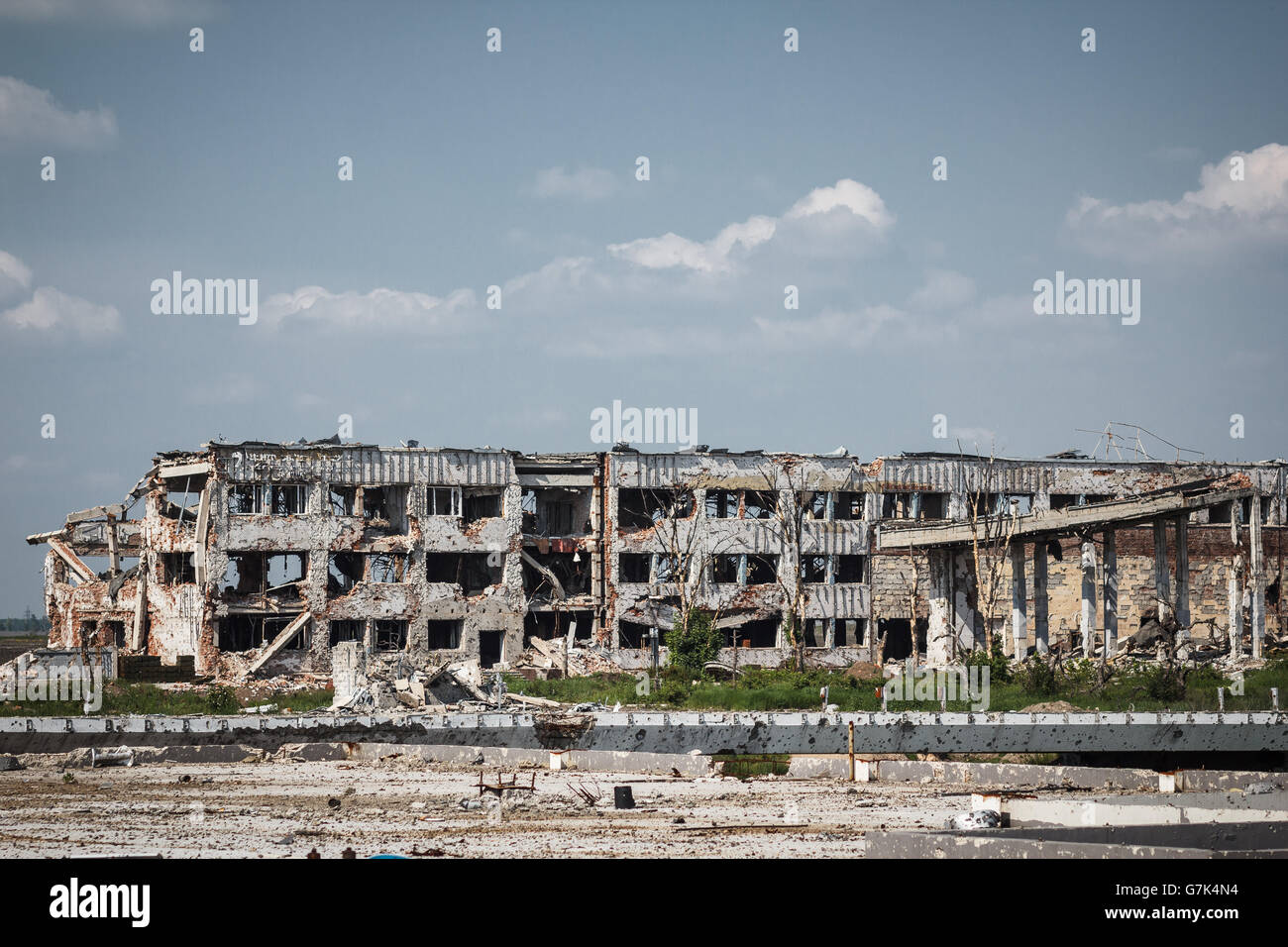 Vista del aeropuerto de Donetsk ruinas Foto de stock