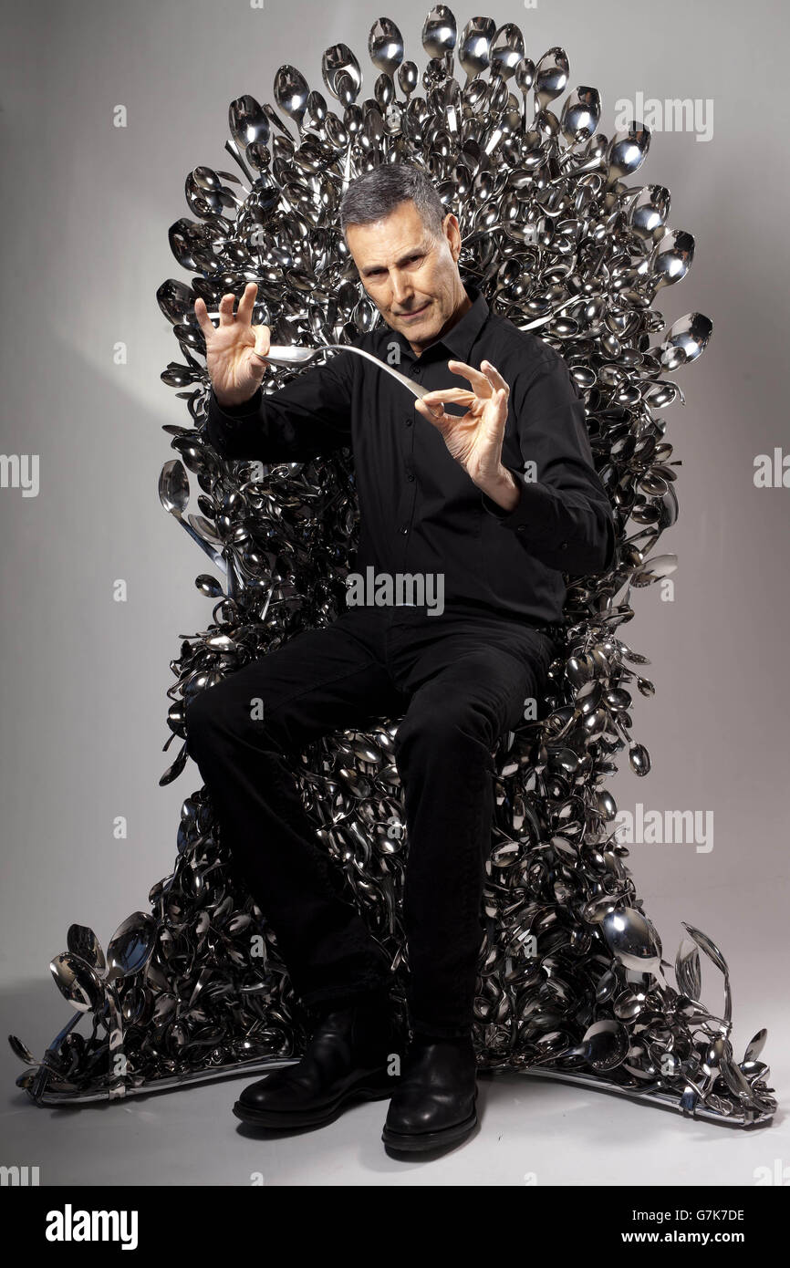 URI Geller se sienta en un trono de cucharas inspirado en el programa de  televisión Game of Thrones, que ha sido creado especialmente por Kellogg's  para lanzar la promoción de la Marca