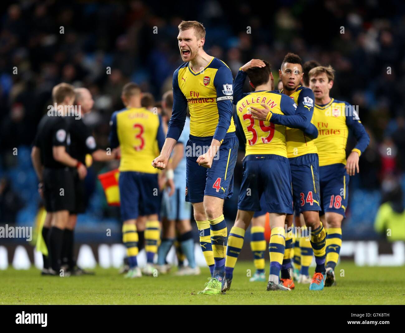 Fútbol - Barclays Premier League - Manchester City contra Arsenal - Etihad Stadium. Per Mertesacker del Arsenal celebra después del silbato final durante el partido de la Liga Premier de Barclays en el estadio Etihad, Manchester. Foto de stock