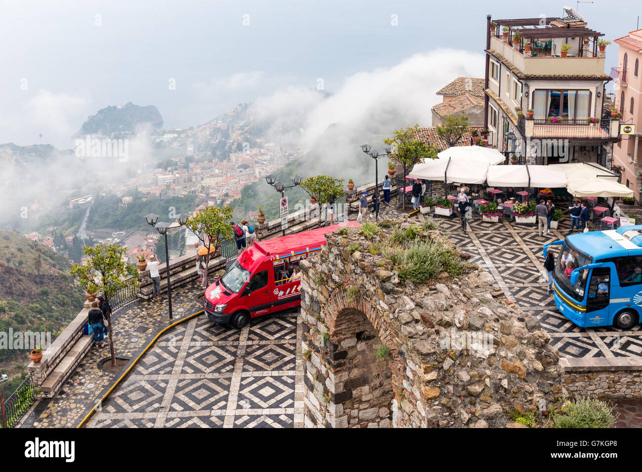 Panorama de Castelmola Town Square con autobuses de turistas y una vista aérea en Taormina cubierto con nubes de lluvia en Sicilia Foto de stock