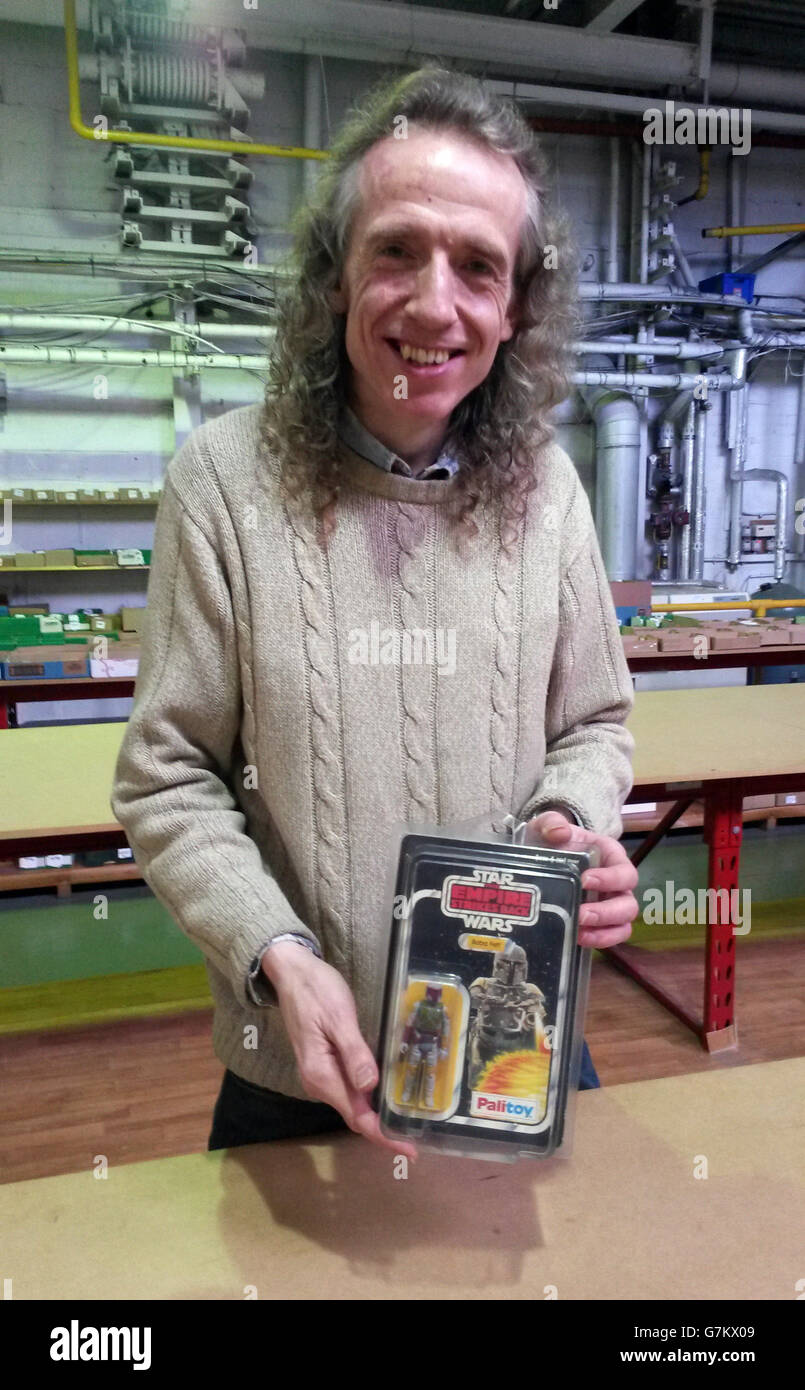 Craig Stevens con su rara figura de Boba Fett Star Wars, que espera que aumente más de &Pound;10,000 en subasta en Vectis, Thornaby, Teesside. Foto de stock