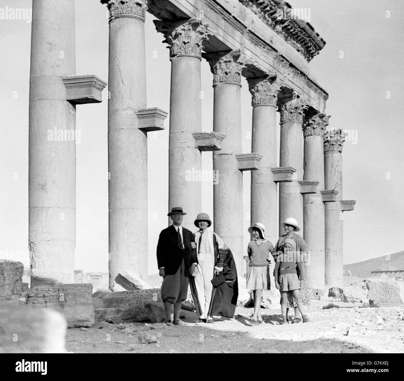 Palmyra, Siria. Los visitantes de pie en frente de una parte de la gran columnata c.1920-1933. Foto de stock
