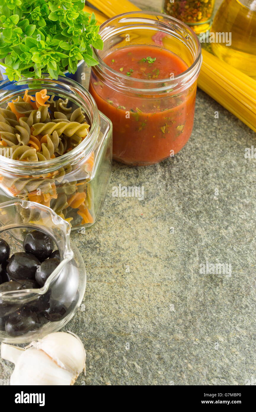 Hacer Pasta ingredientes en recipientes en una mesa de piedra Foto de stock