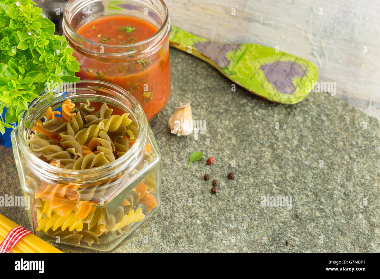 Hacer Pasta ingredientes en recipientes en una mesa de piedra Foto de stock