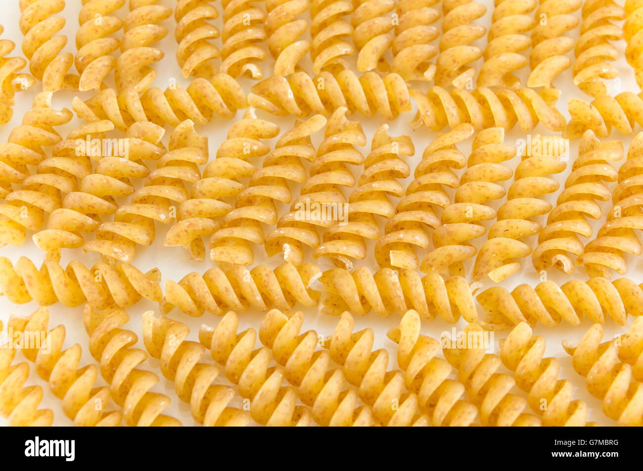 Montón de color dorado macarrones pasta en una tabla Foto de stock