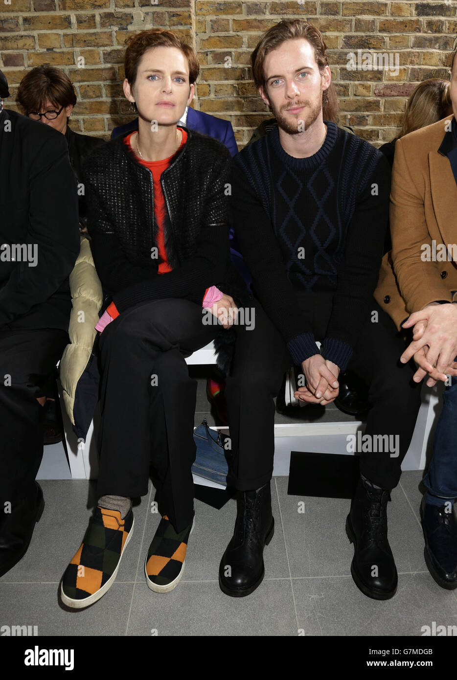 Stella Tennant y Luke Treadaway asisten a la feria Pringle of Scotland Otoño/Invierno 2015 London Fashion Week, en la Serpentine Gallery de Kensington Gardens, Londres. Foto de stock