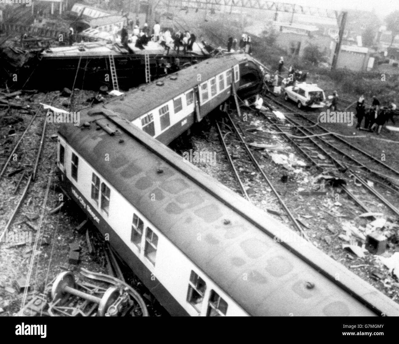 Vista general del durmiente interurbano desde Londres Euston a Glasgow que se estrelló al acercarse a la estación Trent Valley de Nuneaton. Foto de stock