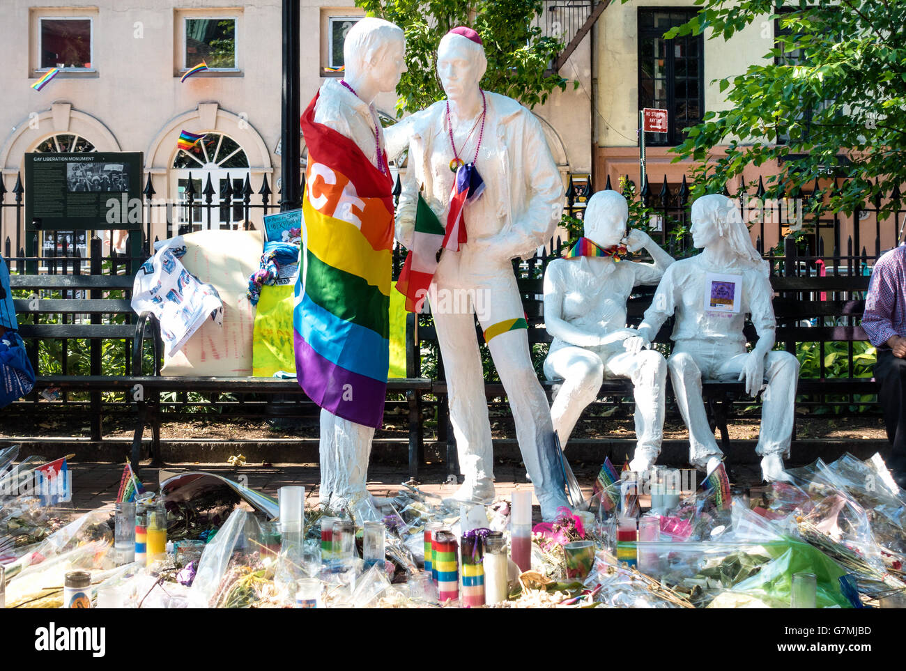 El Monumento a la liberación gay por George Segal en Christopher Park, cerca del Stonewall Inn en Greenwich Village en la Ciudad de Nueva York Foto de stock