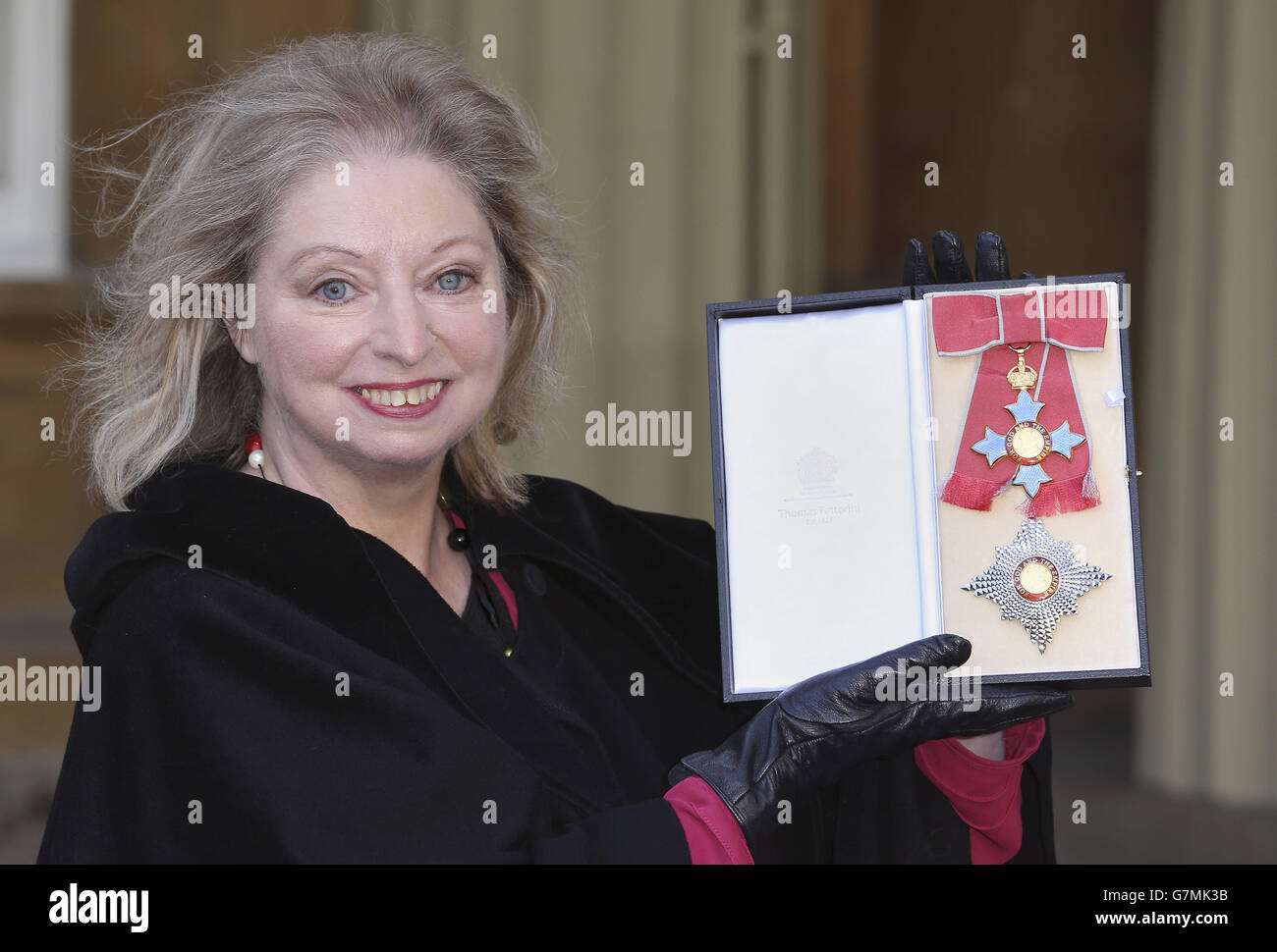 Dame Hilary Mantel con su medalla de Dame Commander del Imperio Británico  presentada por el Príncipe de Gales para servicios de literatura en una  ceremonia de investidura en el Palacio de Buckingham