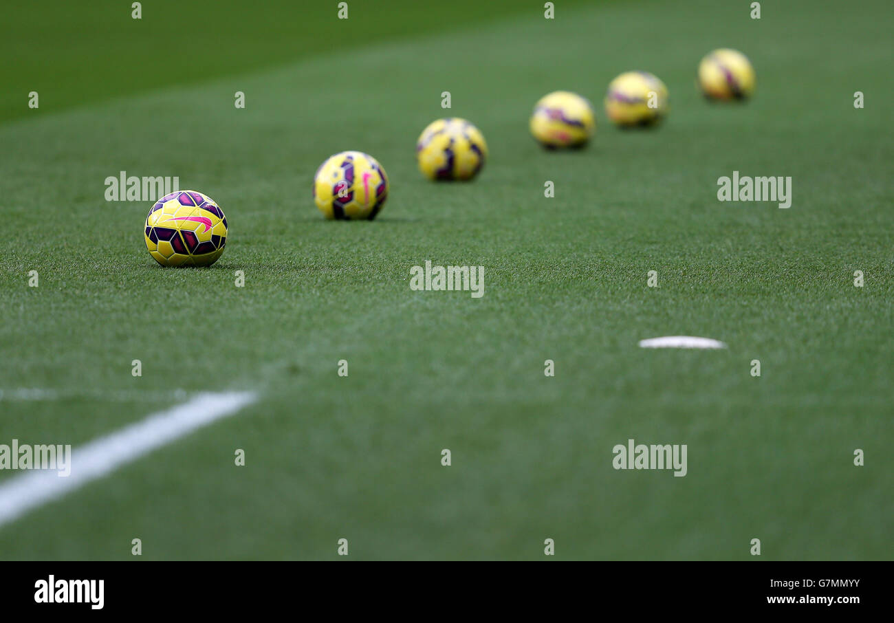 Los balones de fútbol se alinearon listos para el calentamiento durante el partido Barclays Premier League en Villa Park, Birmingham. Foto de stock