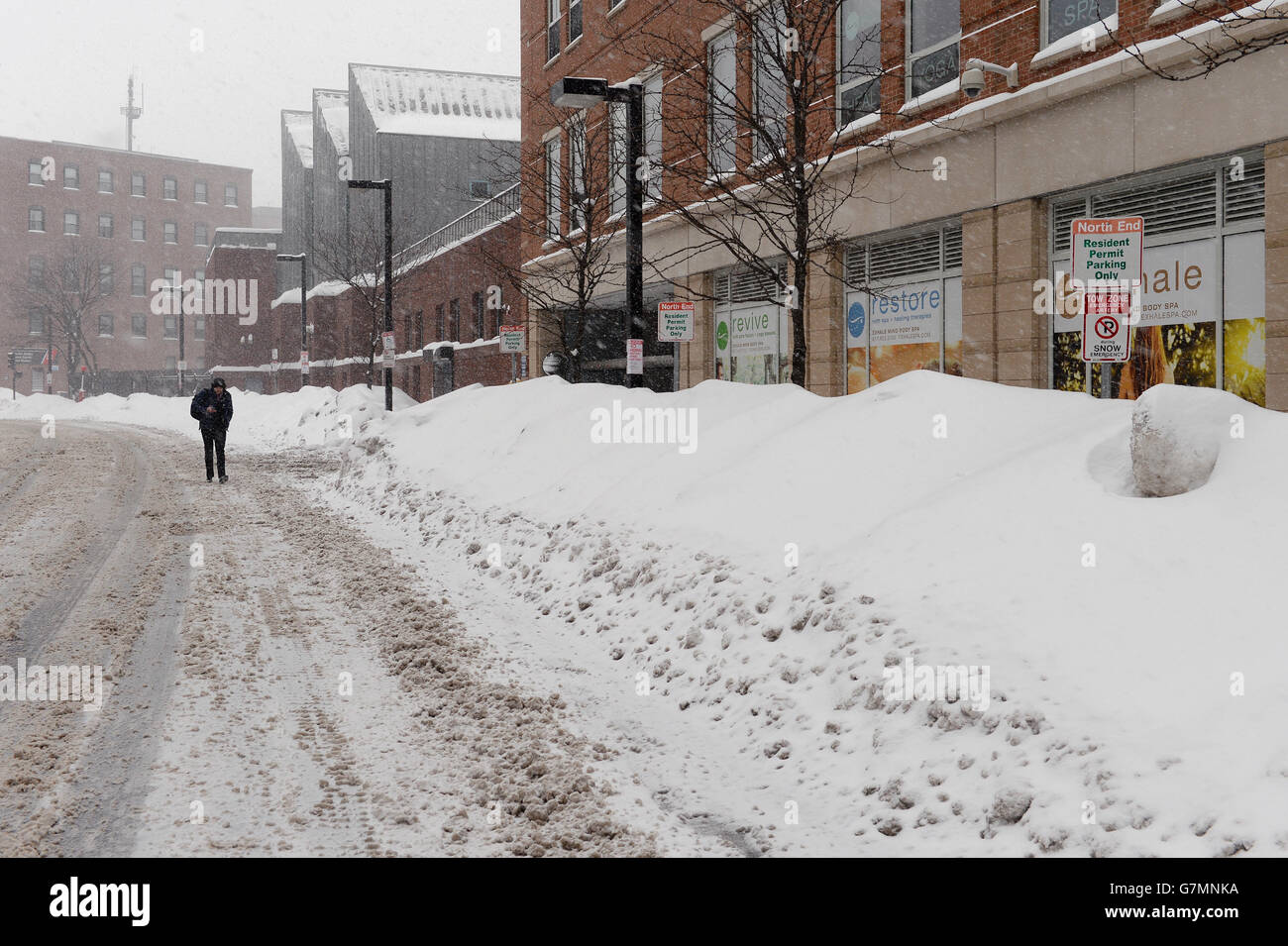Calles desiertas en Boston, EE.UU., ya que Boris Johnson se vio obligado a reducir la escala de su misión comercial en Boston en medio de graves advertencias de tormenta de invierno. Foto de stock