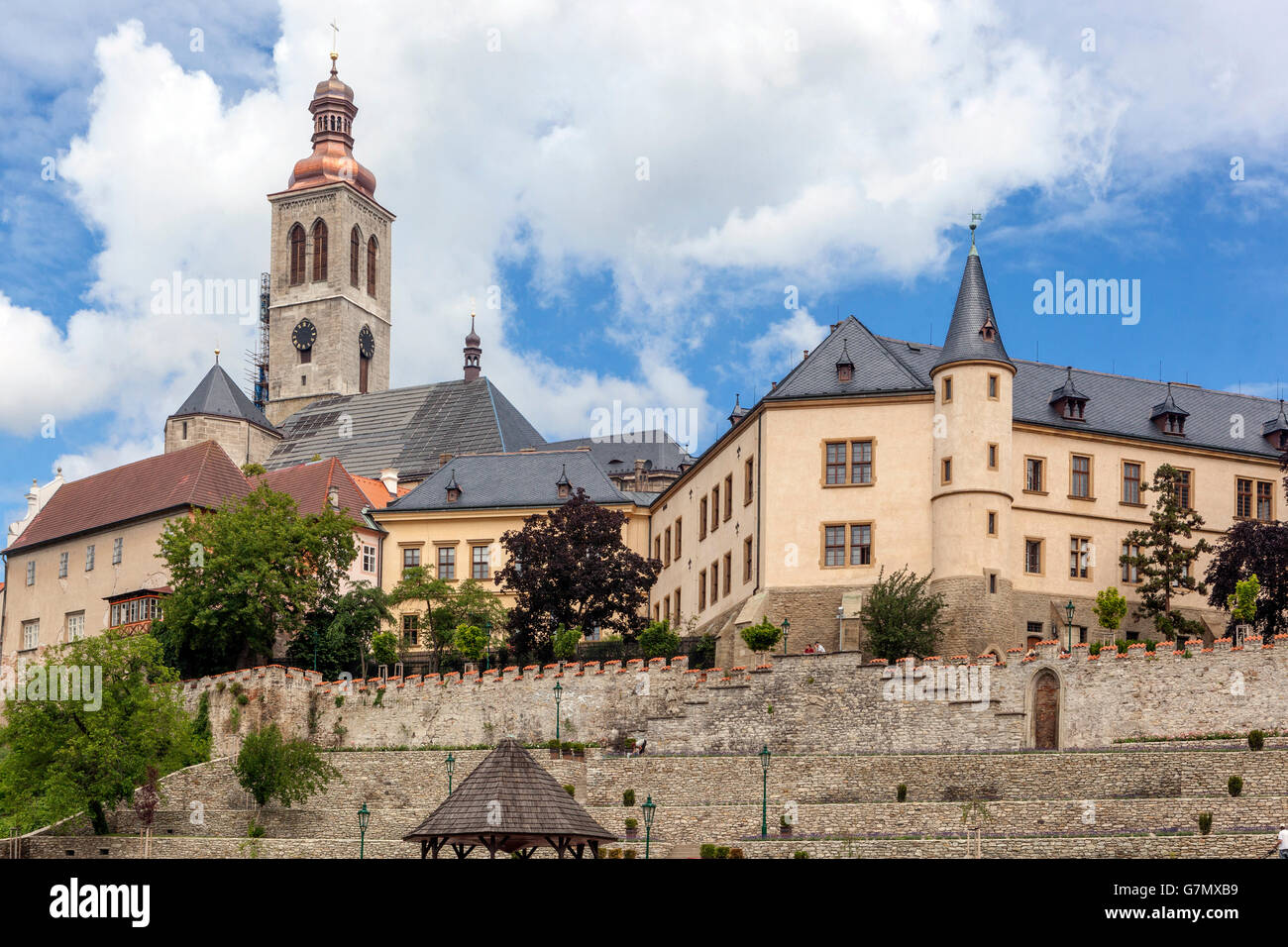 La iglesia de St James y un tribunal italiano, Kutná Hora, ciudad de la UNESCO, República Checa Foto de stock