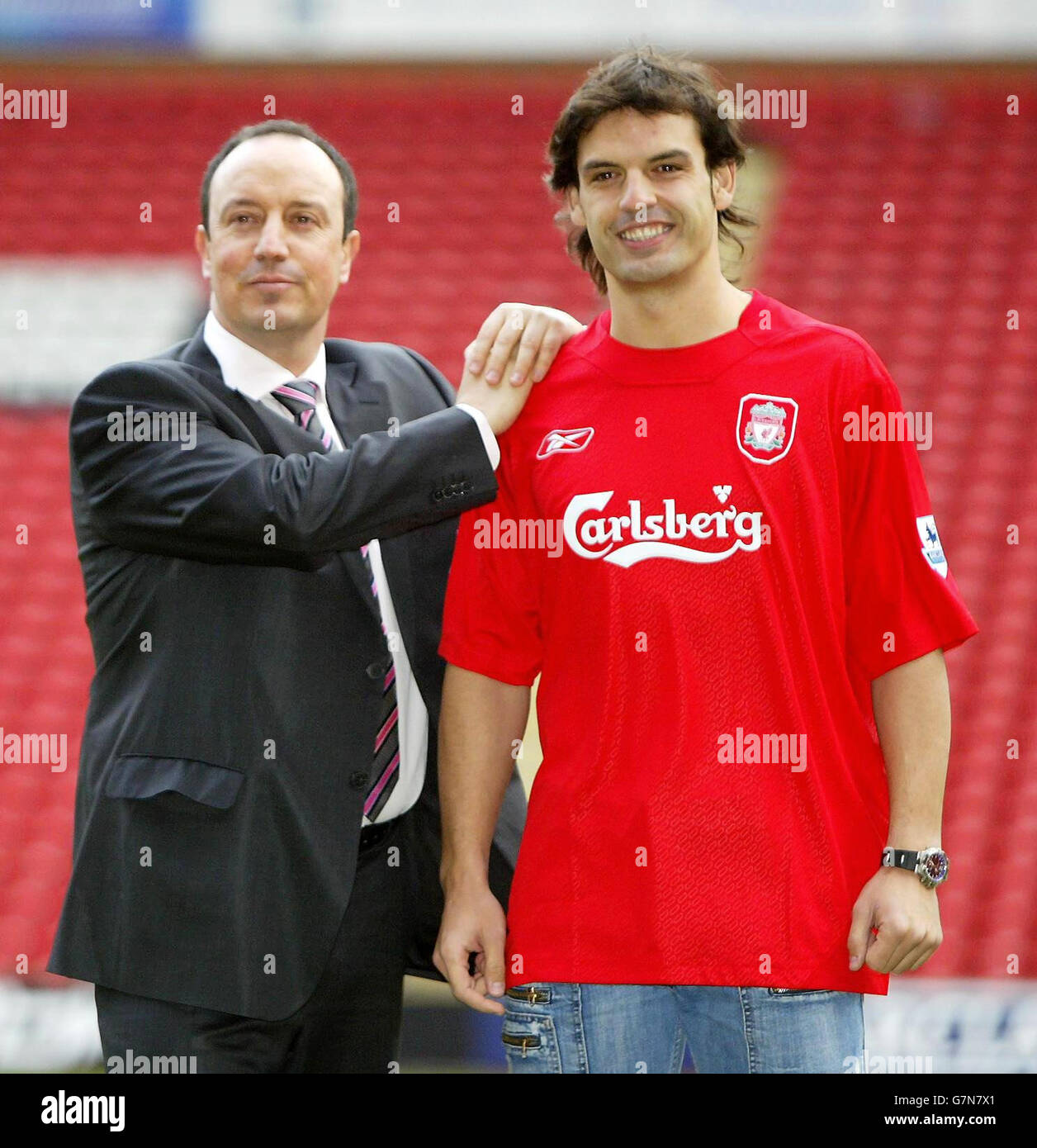 La nueva firma de Liverpool Fernando Morientes una de prensa en Anfield. Fernando Morientes (derecha) con el gerente Rafael Benítez Fotografía de stock Alamy