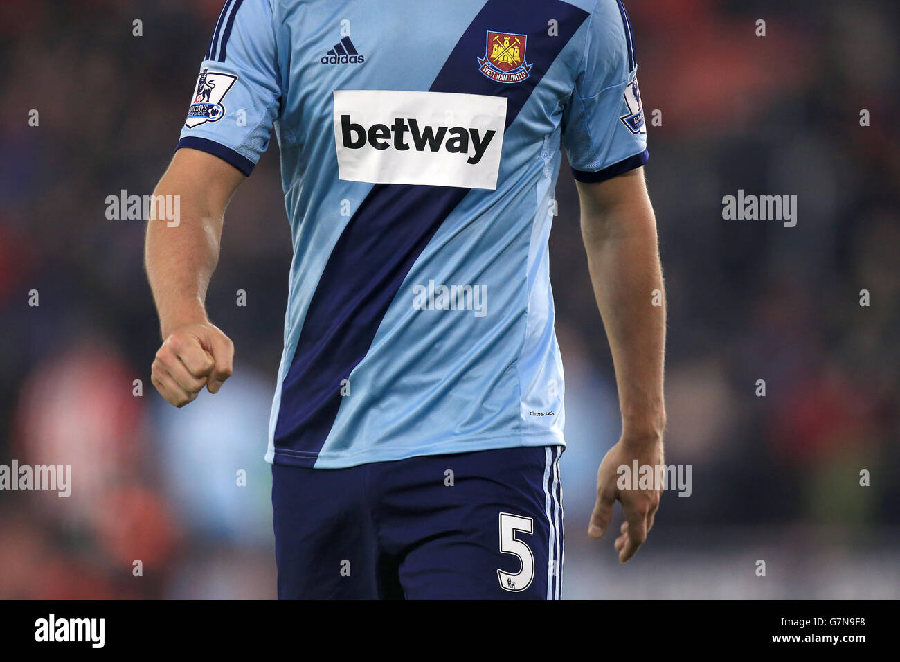 Vista general de la camiseta del west ham united con patrocinador de  camiseta fotografías e imágenes de alta resolución - Alamy