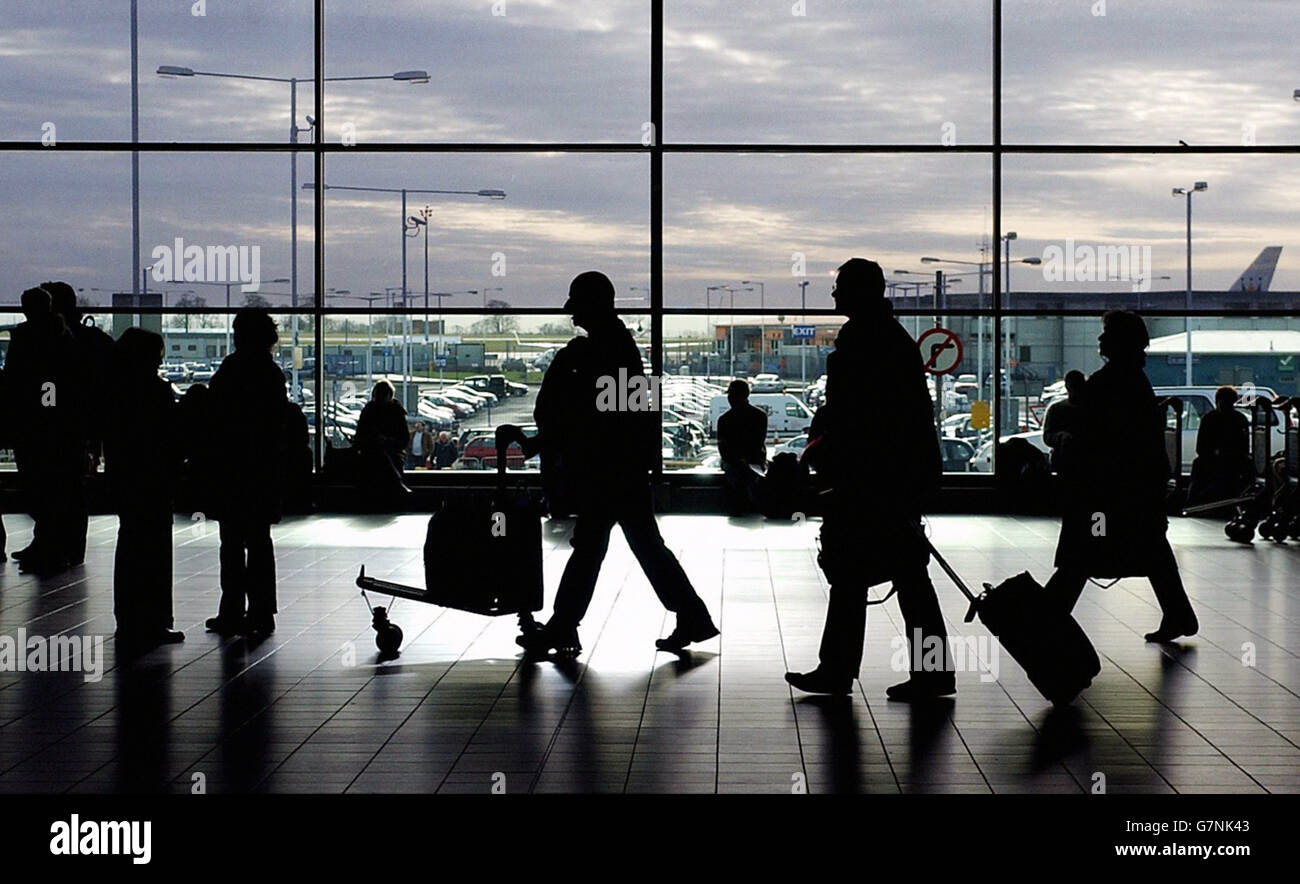Pasajeros en la zona de facturación. Ryanair celebró el inicio de los  servicios desde el aeropuerto de Luton, ofreciendo 25.000 asientos gratis.  Volará desde Luton a Esjberg en Dinamarca, Estocolmo, Pisa, Venecia