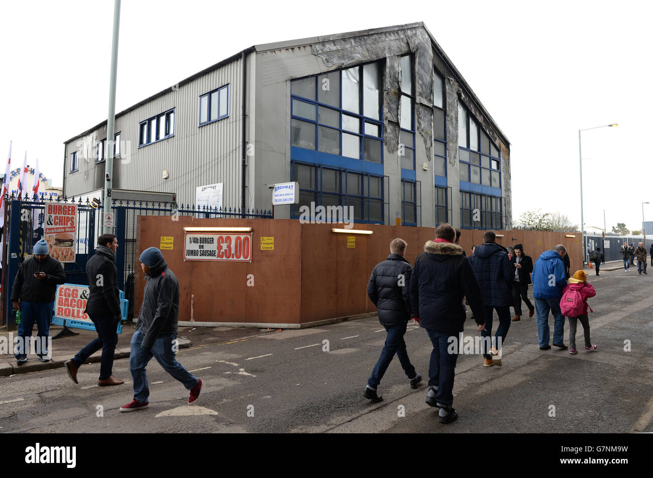 Una vista de la Archway Sheet Metal Works a medida que los fans llegan para el partido de la Barclays Premier League en White Hart Lane, Londres. ASOCIACIÓN DE PRENSA Foto. Foto fecha: Domingo 22 de febrero de 2015. Ver historia de PA TOTTENHAM FÚTBOL. El crédito de la foto debe decir: Tony Marshall/PA Wire. Foto de stock