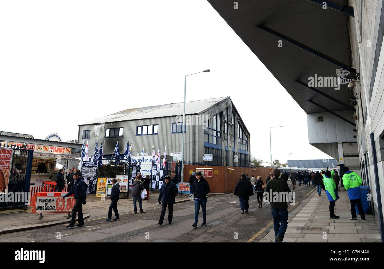 Una vista de la Archway Sheet Metal Works a medida que los fans llegan para el partido de la Barclays Premier League en White Hart Lane, Londres. Foto de stock