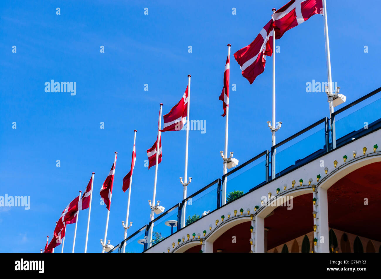Fila de banderas danesas sobre mástiles Foto de stock