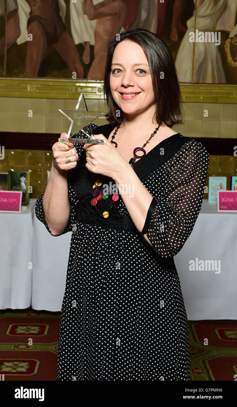 Lucy-Anne Holmes gana el Premio a la Comedia romántica, por su libro Just A Girl Standing in Front of A Boy , en los premios a la novela romántica del año de la Asociación de novelistas románticas en 1 Whitehall Place, en Londres. Foto de stock