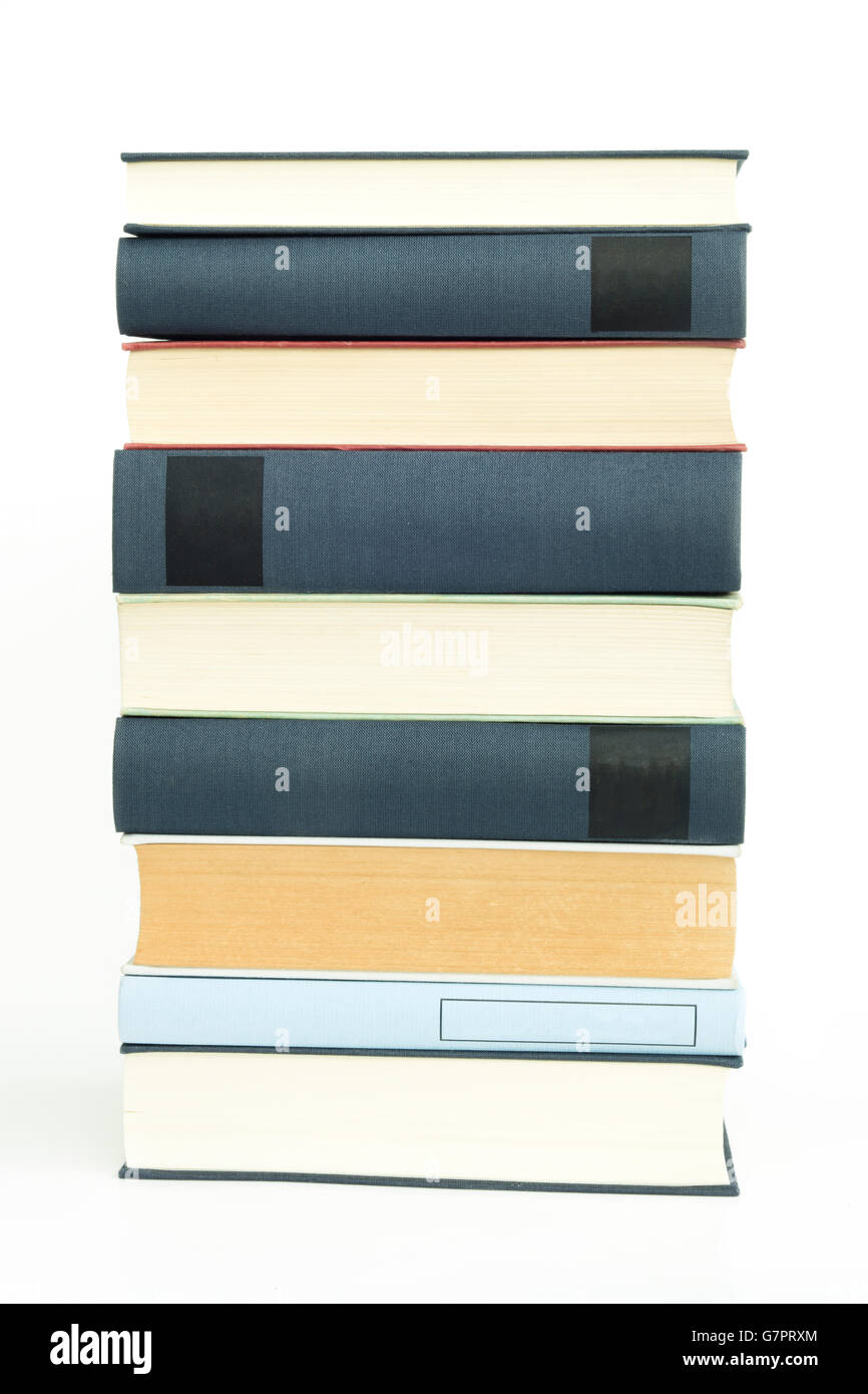 Pila de libros sobre fondo blanco aisladas. Foto de stock