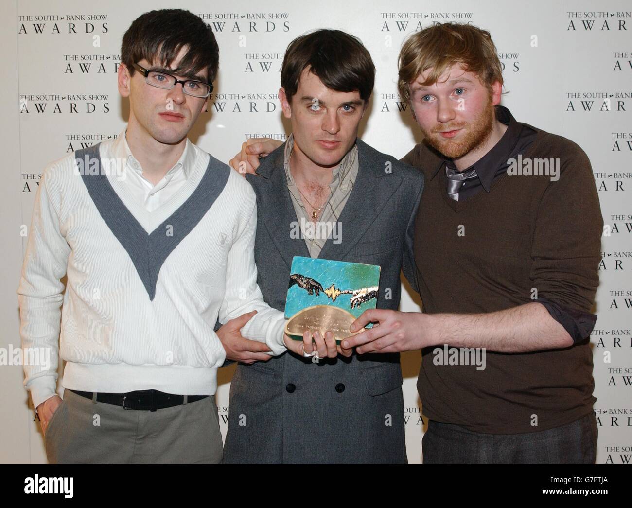 Franz Ferdinand miembros de izquierda a derecha; Paul, Nicholas y Robert  con su premio a la mejor Música Pop Fotografía de stock - Alamy