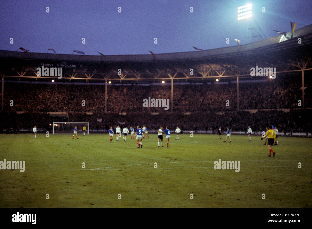 Fútbol - Copa Mundial de la FIFA Inglaterra 1966 - Grupo Uno - Inglaterra contra Francia - Estadio Wembley. Los jugadores de ambos lados se estrechan las manos unos con otros mientras el silbato final sopla en la victoria de Inglaterra en 2-0 Foto de stock