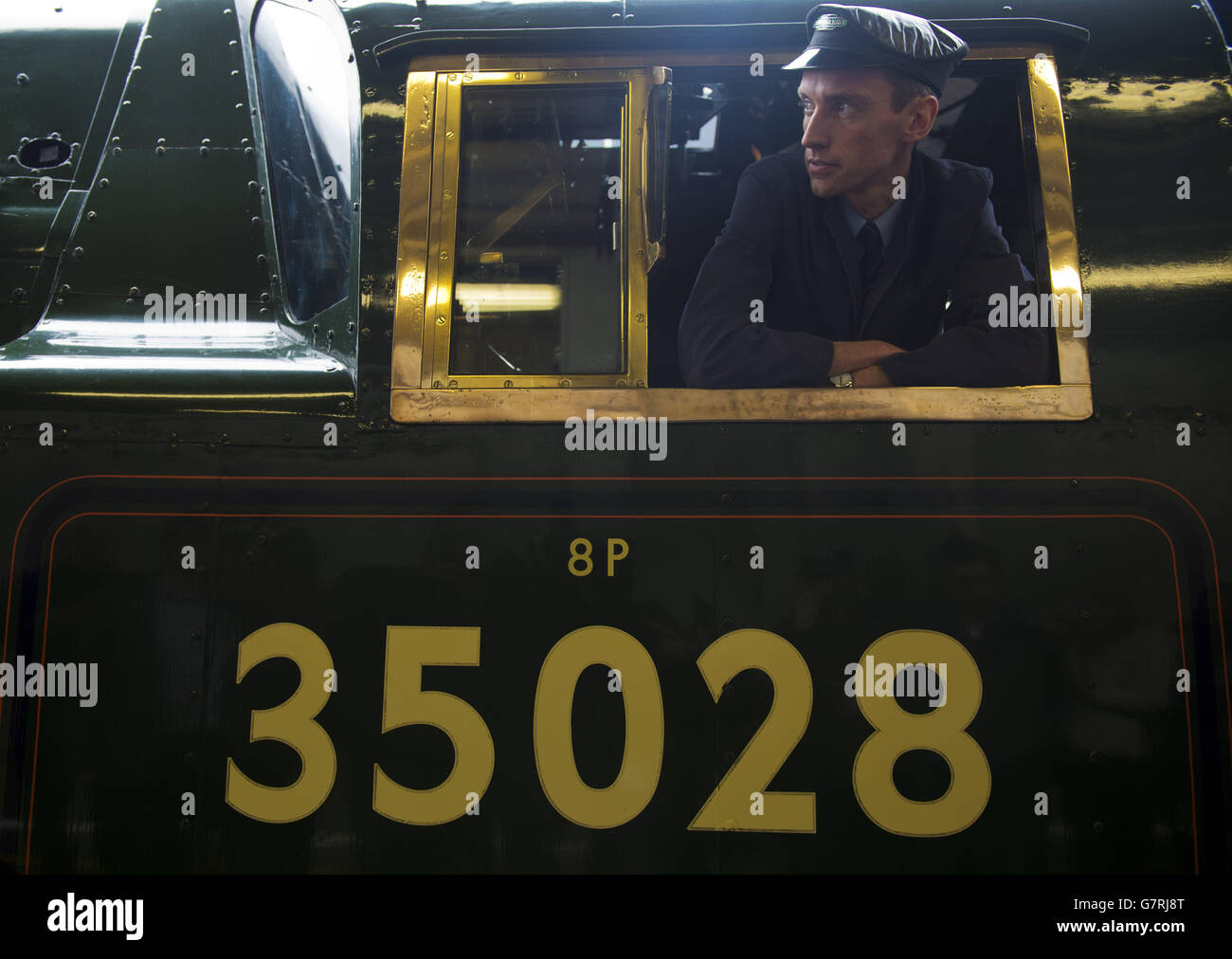 Jim Clarke, de 33 años, que se convertirá en el piloto de motor de vapor más joven en calificar en la línea principal del Reino Unido en casi medio siglo al sacar el 'Belmond British Pullman' de Londres Victoria. Foto de stock