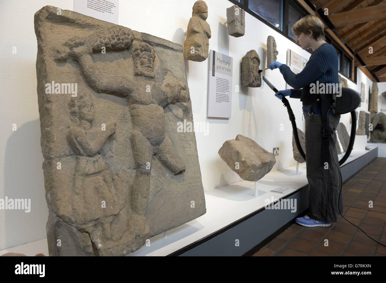 El curador Frances McIntosh da algunos de los artefactos encontrados en el sitio de la ciudad romana en Corbridge, Northumberland, su limpieza anual lista para la apertura de primavera. Foto de stock