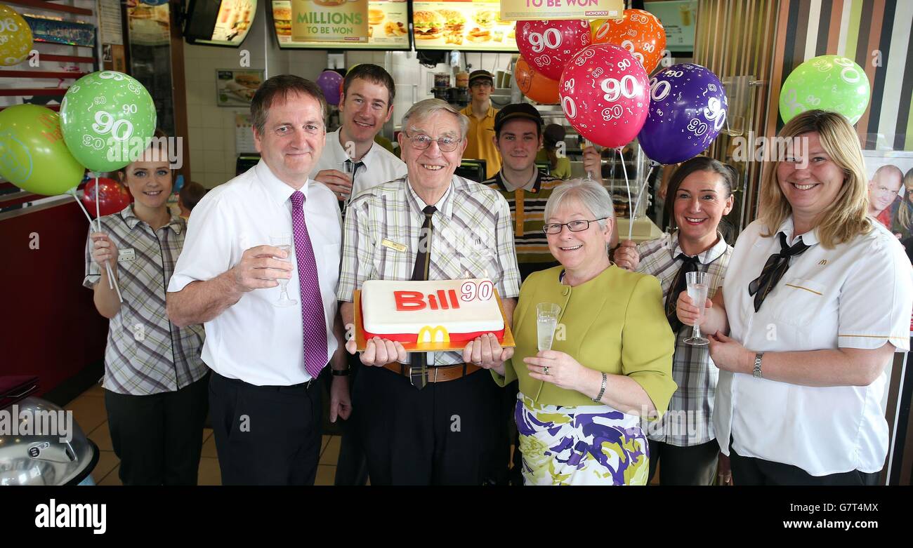 Bill Dudley, el empleado de McDonald's más antiguo de Europa, celebra su 90  cumpleaños en el McDonald's, King Street, Mold, Flintshire, donde trabaja  dos días a la semana Fotografía de stock - Alamy