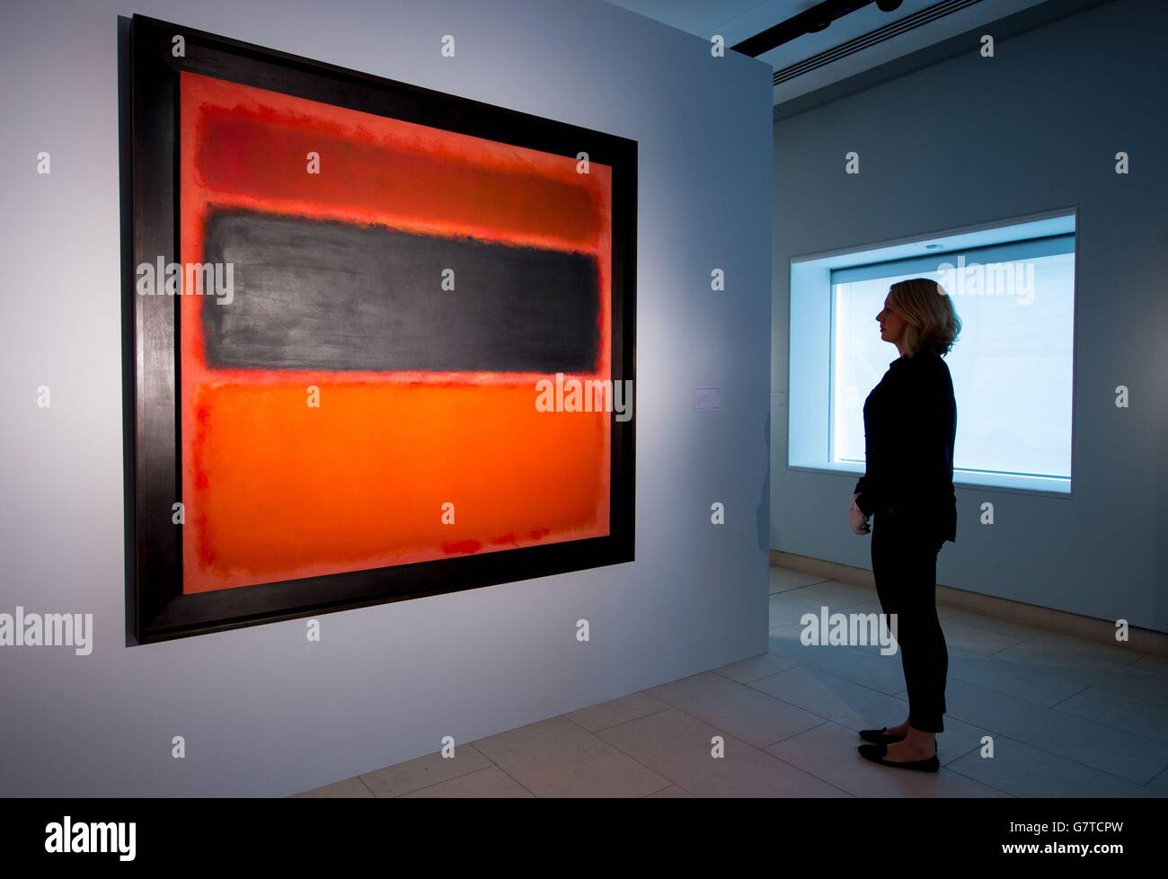 Un visitante ve en Christie's London showroom el 'No. 36 (Black Stripe) de Mark Rothko, que se espera que obtenga 30-50 millones de dólares estadounidenses, como parte de las ventas de primavera de la casa de subastas de arte impresionista, moderno, de posguerra y contemporáneo en Nueva York. Foto de stock