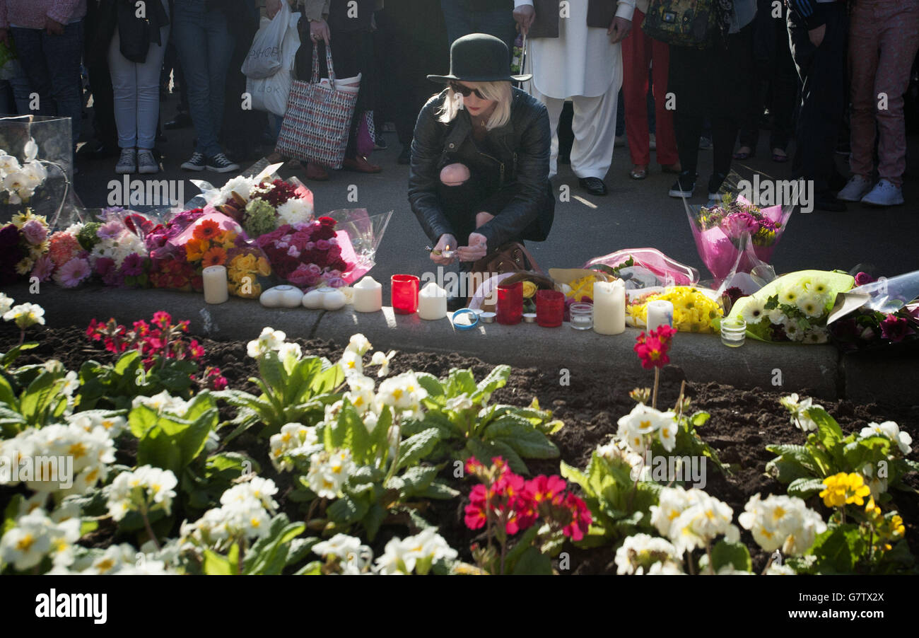 La gente coloca flores y velas durante una vigilia en George Square, Glasgow, para Karen Buckley, de 24 años, que fue encontrada muerta en una granja el miércoles después de un registro policial de cuatro días. Foto de stock