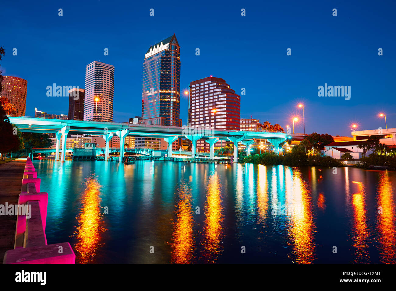 Tampa Florida skyline al atardecer desde el río Hillsborough en EE.UU. Foto de stock