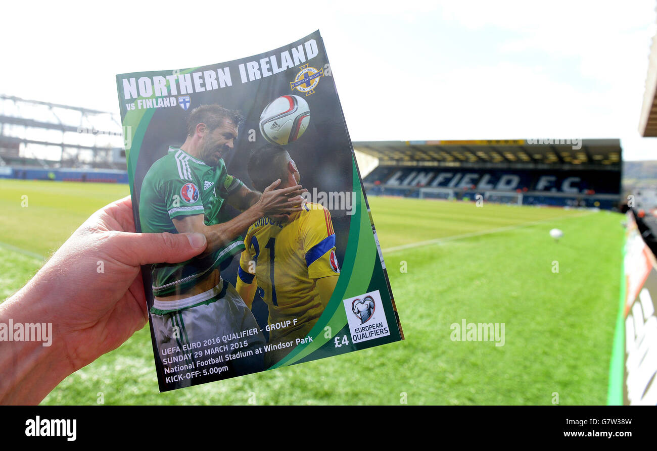 El programa del día del partido antes del primer partido de Irlanda del Norte que se jugará un domingo, antes de la UEFA euro 2016 Qualifier contra Finlandia en Windsor Park, Belfast. Foto de stock