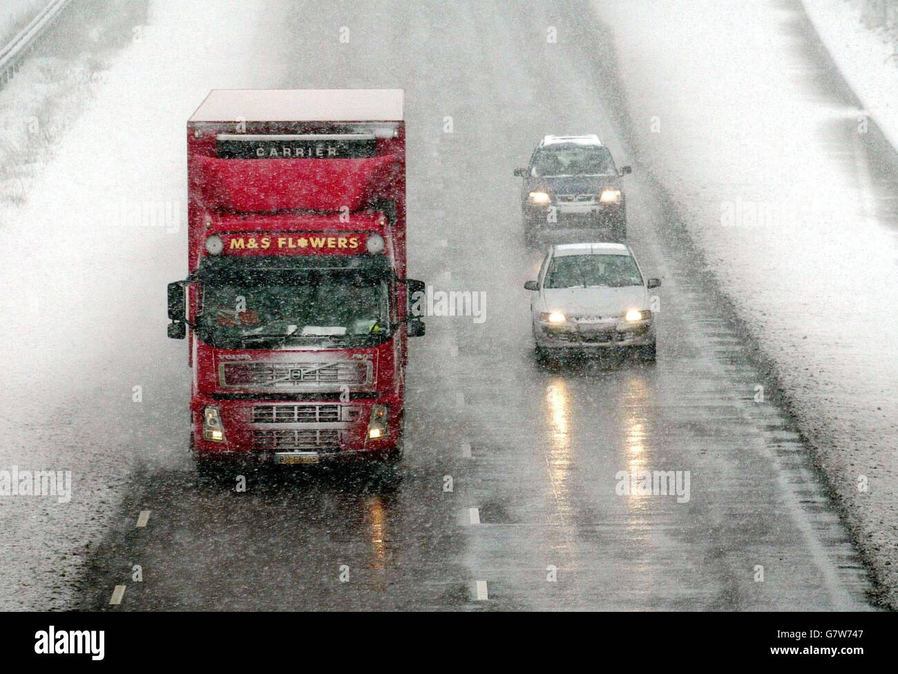 Clima de invierno 2005. Los conductores luchan contra condiciones difíciles en el M20 en Kent, después de fuertes nevadas. Foto de stock