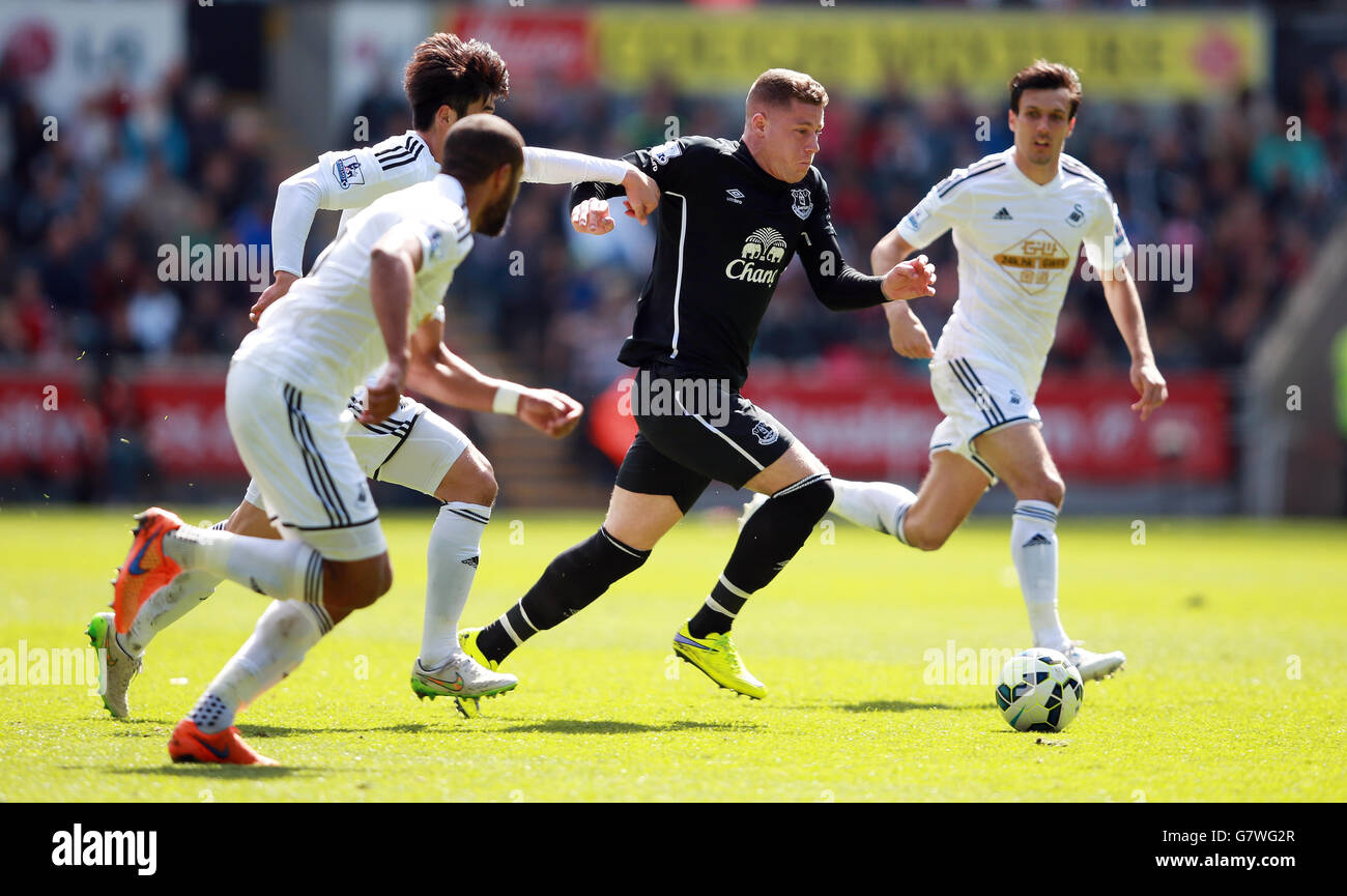 Fútbol - Barclays Premier League - Swansea City v Everton - Liberty Stadium. Ross Barkley de Everton en acción. Foto de stock