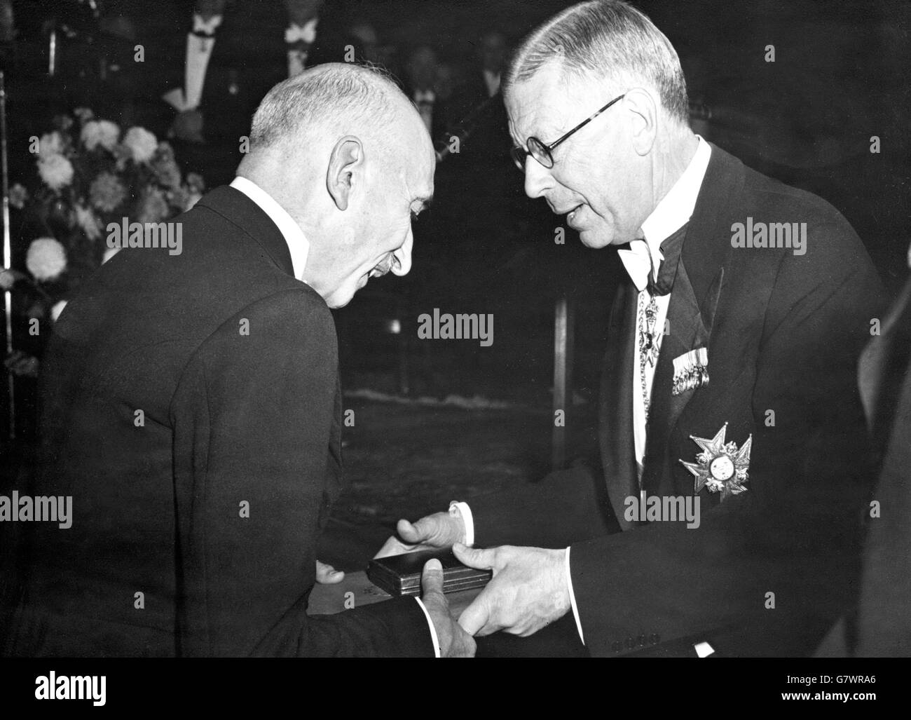 EL SR. Francois Mauriac, de Francia, recibe del rey Gustav Adolf de Suecia el Premio Nobel de Literatura en la ceremonia de presentación en la Sala de Conciertos de Estocolmo. Foto de stock