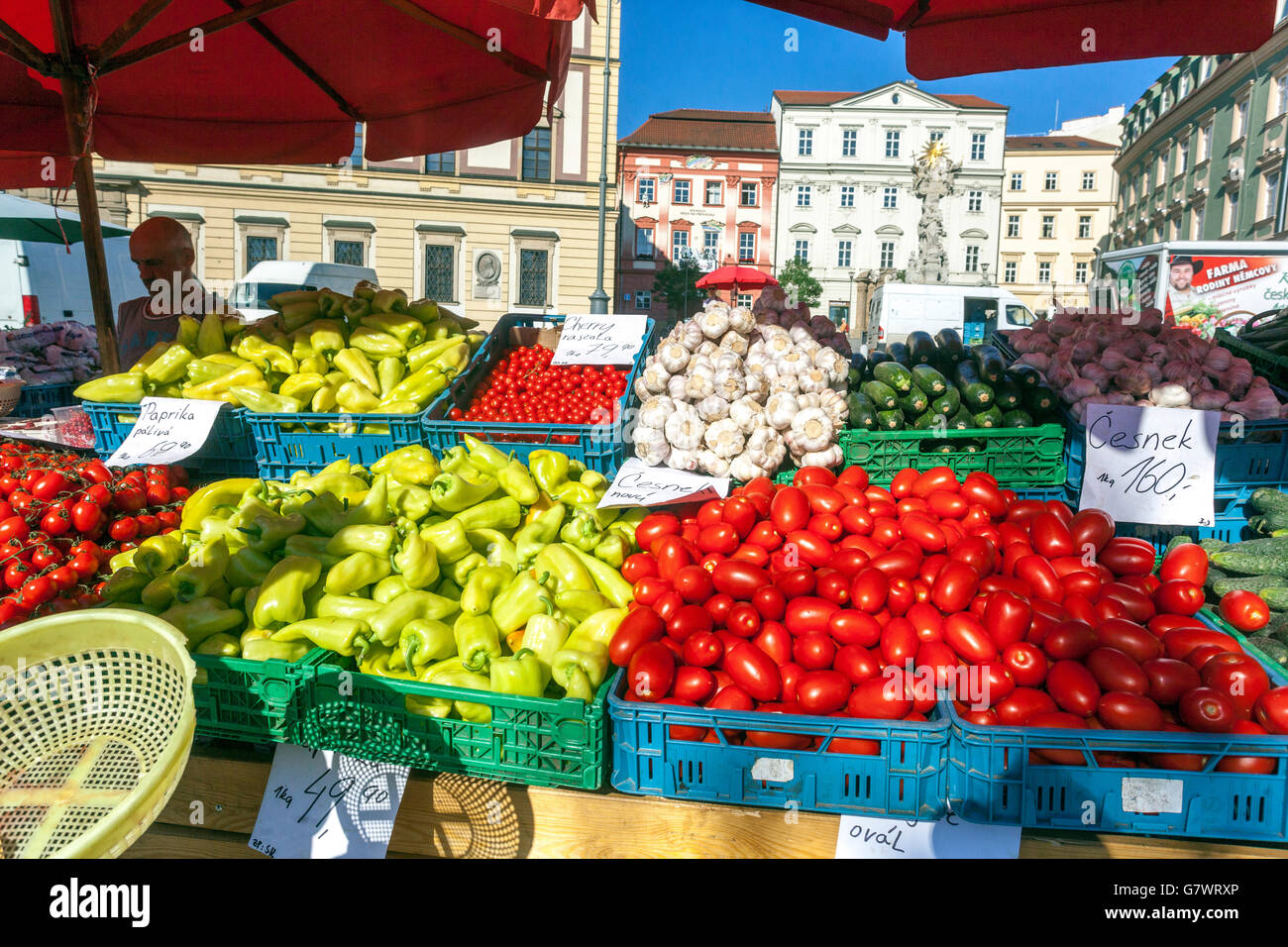 Zelny trh - plaza, Brno Cabbage Market Square es un mercado tradicional con frutas, verduras y flores. Brno Moravia, República Checa Foto de stock