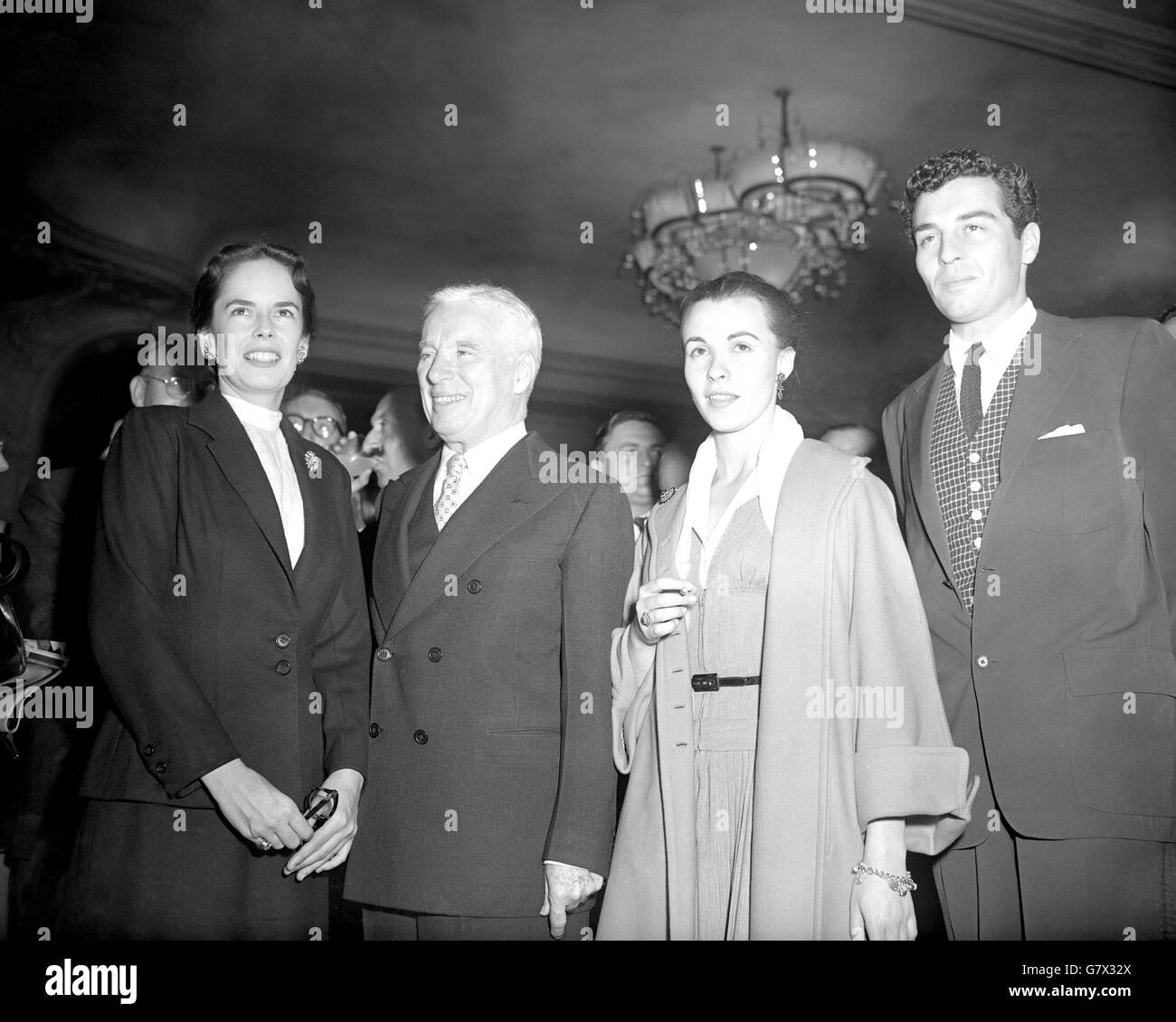 Charlie Chaplin, con su esposa Oona, su hijo mayor Sidney y Claire Bloom, la principal dama en su nueva película 'Limelight', en el Savoy Hotel. El romance se ha rumoreado entre Claire y Sidney, pero Charlie, interrogado sobre un compromiso, dijo 'por lo que sé su todo hasta Miss Bloom'. Chaplin y su familia están en una visita de seis meses a Europa. Foto de stock