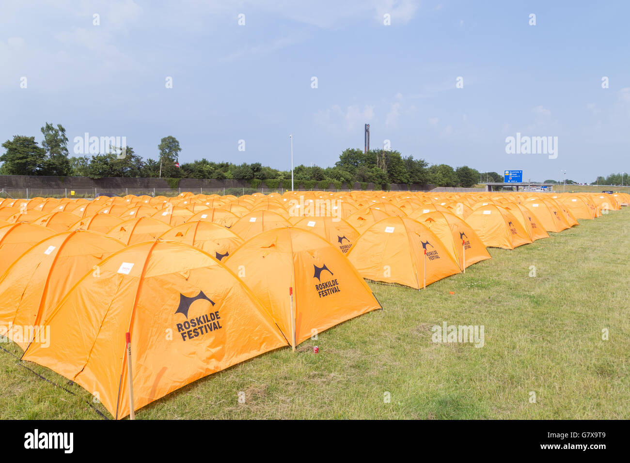 Roskilde, Dinamarca - 25 de junio de 2016: filas de carpas de color naranja en el Festival de Roskilde 2016 Foto de stock