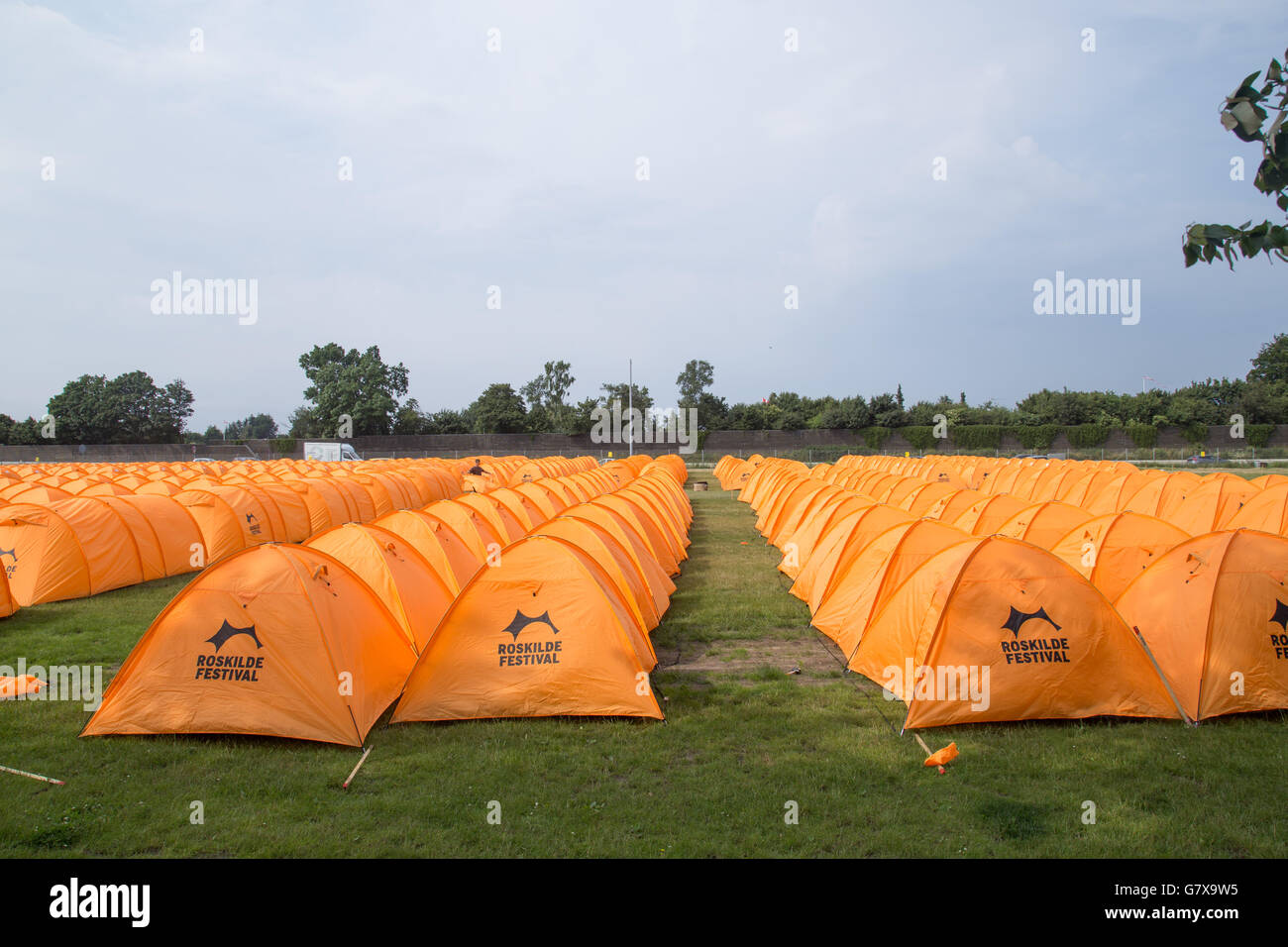 Roskilde, Dinamarca - 25 de junio de 2016: filas de carpas de color naranja en el Festival de Roskilde 2016 Foto de stock