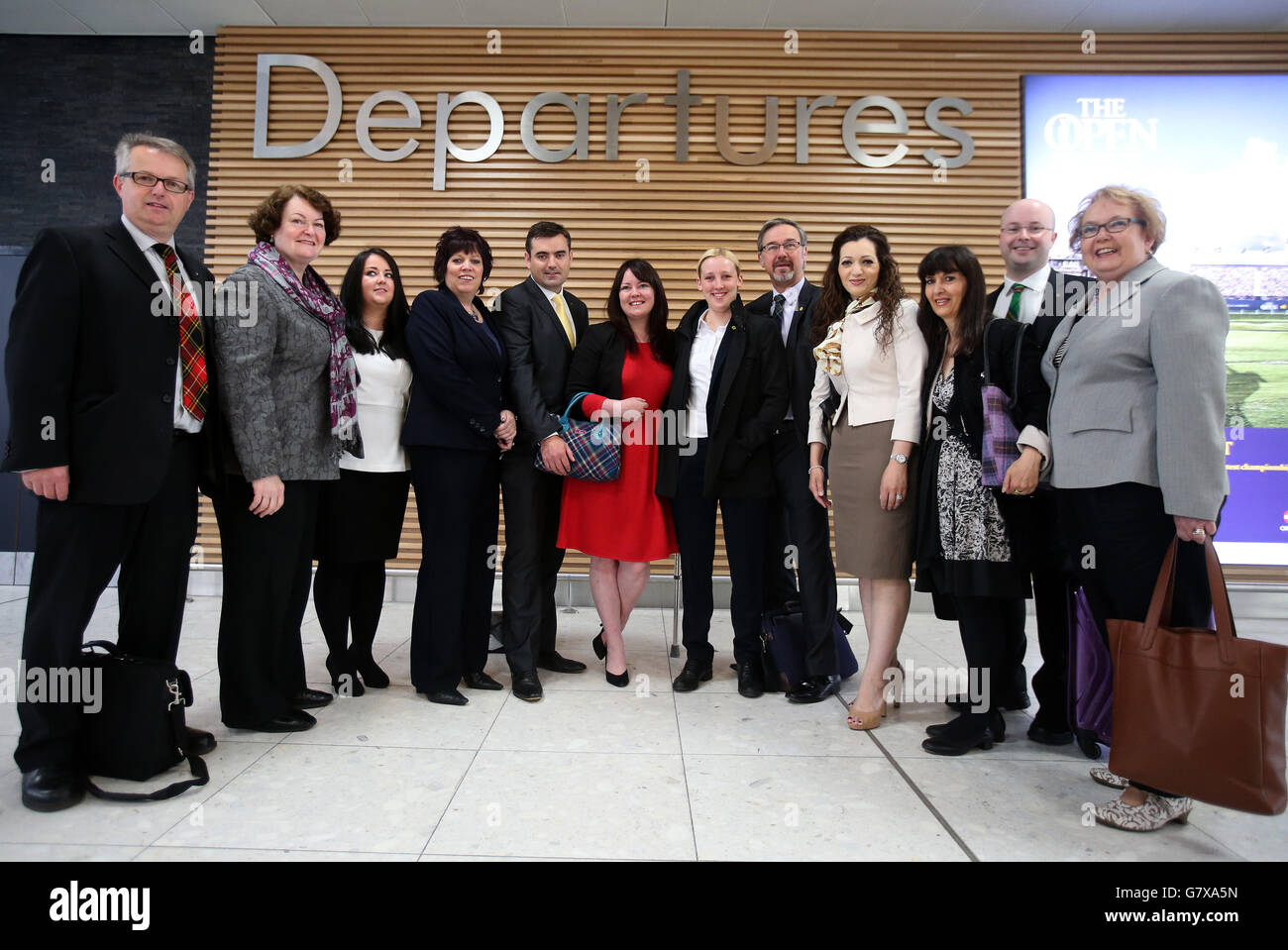 Los recién elegidos diputados del SNP Westminster llegan al aeropuerto de Glasgow antes de su vuelo a Londres. Foto de stock