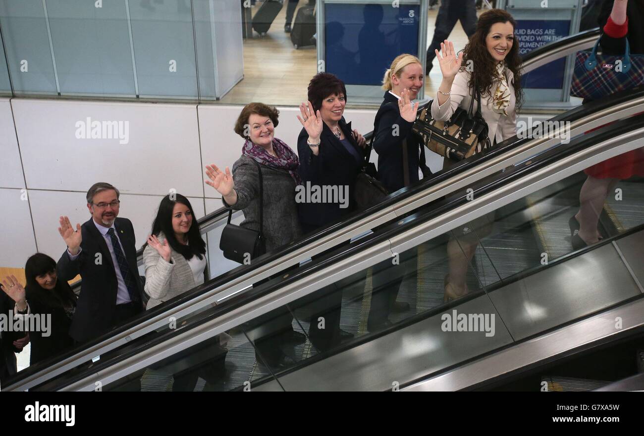 Los recién elegidos diputados del SNP Westminster llegan al aeropuerto de Glasgow antes de su vuelo a Londres. Foto de stock
