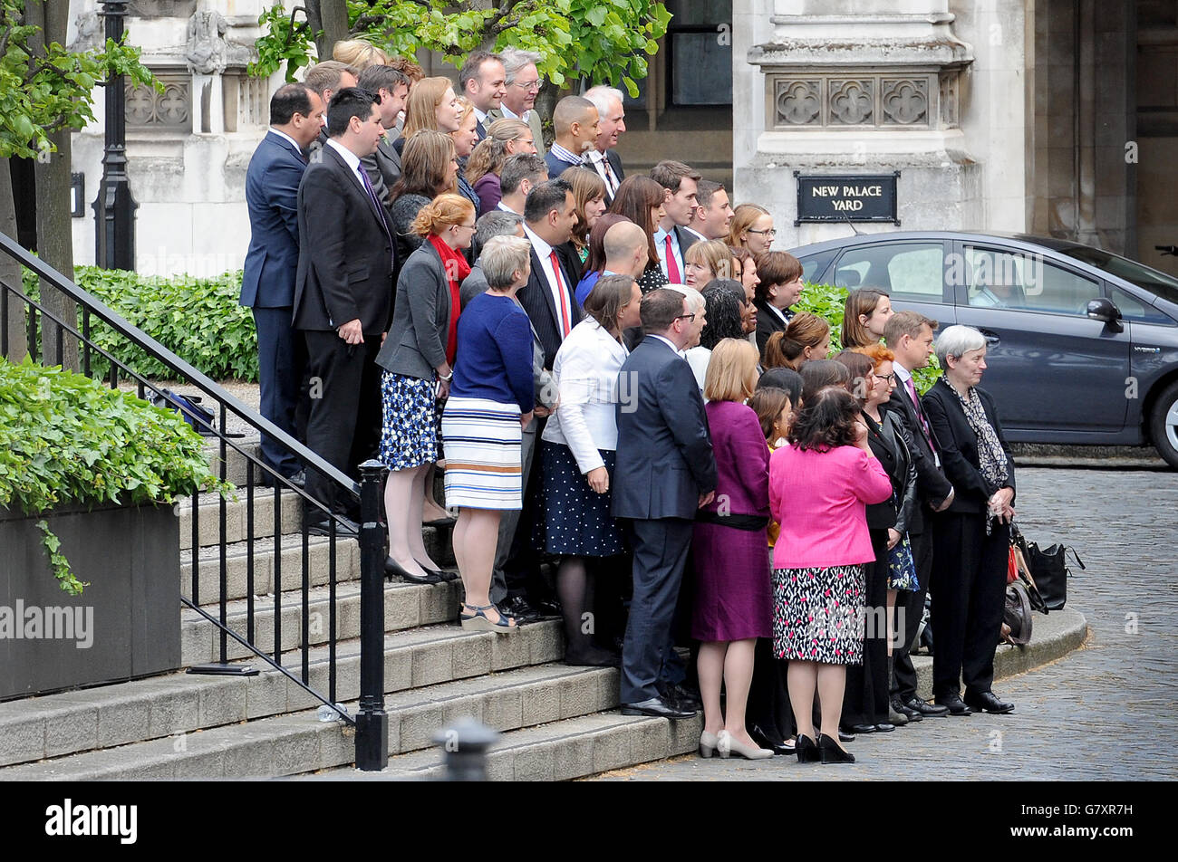Los diputados laboristas recién elegidos posan para una foto en las Casas del Parlamento, Westminster, Londres. Foto de stock