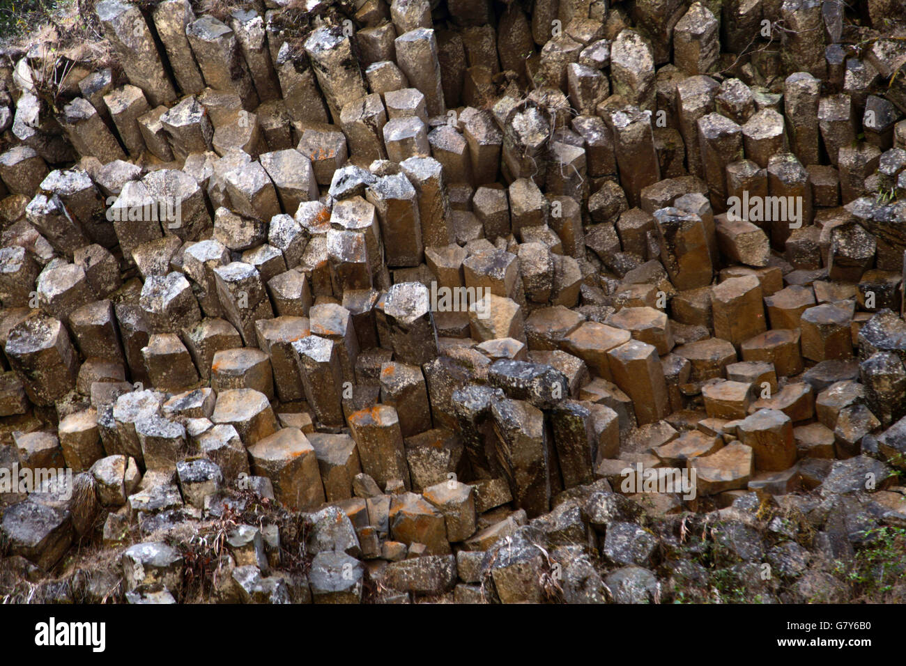 Tengchong, Tengchong, CHN. 13 Feb, 2016. Tengchong, China - El 13 de febrero de 2016: (Sólo para uso editorial. CHINA) engrapado columnar. Es una estructura geológica donde conjuntos de intersección fracturas poco espaciados, denominado juntas, dan como resultado la formación de una serie de prismas regulares poligonal, o columnas. Engrapado columnar ocurre en muchos tipos de rocas volcánicas y las formas como la roca se enfría y se contrae. Engrapado columnar puede ocurrir en los flujos de lava y refrigeración ashflow tobas (ignimbritas), así como en algunas intrusiones someras. © SIPA Asia/Zuma alambre/Alamy Live News Foto de stock