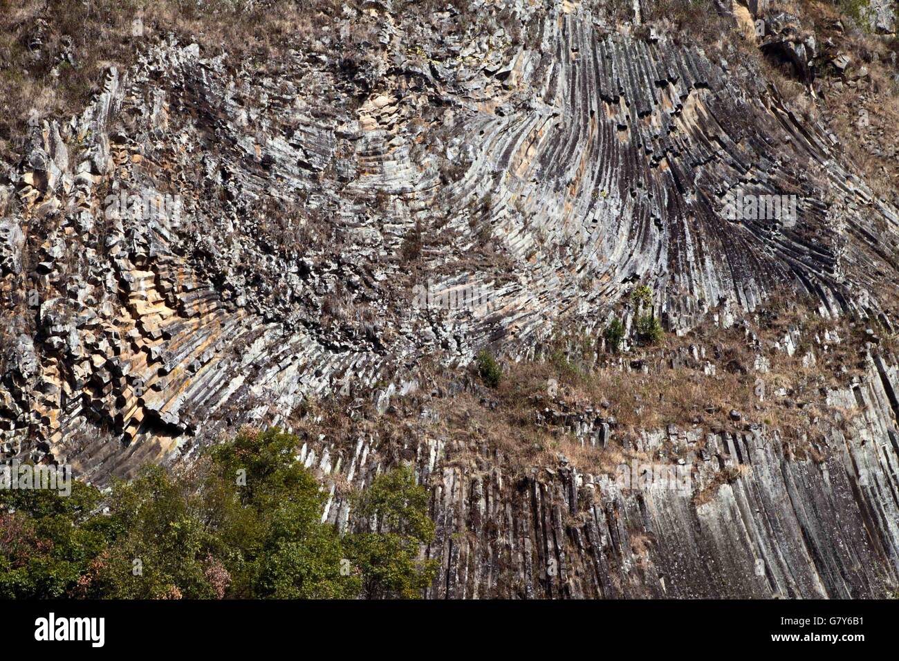 Tengchong, Tengchong, CHN. 13 Feb, 2016. Tengchong, China - El 13 de febrero de 2016: (Sólo para uso editorial. CHINA) engrapado columnar. Es una estructura geológica donde conjuntos de intersección fracturas poco espaciados, denominado juntas, dan como resultado la formación de una serie de prismas regulares poligonal, o columnas. Engrapado columnar ocurre en muchos tipos de rocas volcánicas y las formas como la roca se enfría y se contrae. Engrapado columnar puede ocurrir en los flujos de lava y refrigeración ashflow tobas (ignimbritas), así como en algunas intrusiones someras. © SIPA Asia/Zuma alambre/Alamy Live News Foto de stock