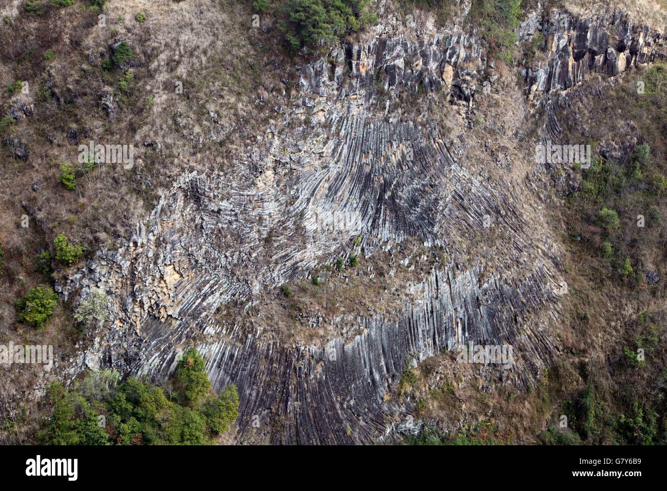 Tengchong, Tengchong, CHN. 13 Feb, 2016. Tengchong, China - El 13 de febrero de 2016: (Sólo para uso editorial. CHINA) engrapado columnar. Es una estructura geológica donde conjuntos de intersección fracturas poco espaciados, denominado juntas, dan como resultado la formación de una serie de prismas regulares poligonal, o columnas. Engrapado columnar ocurre en muchos tipos de rocas volcánicas y las formas como la roca se enfría y se contrae. Engrapado columnar puede ocurrir en los flujos de lava y refrigeración ashflow tobas (ignimbritas), así como en algunas intrusiones someras. © SIPA Asia/Zuma alambre/Alamy Live News Foto de stock