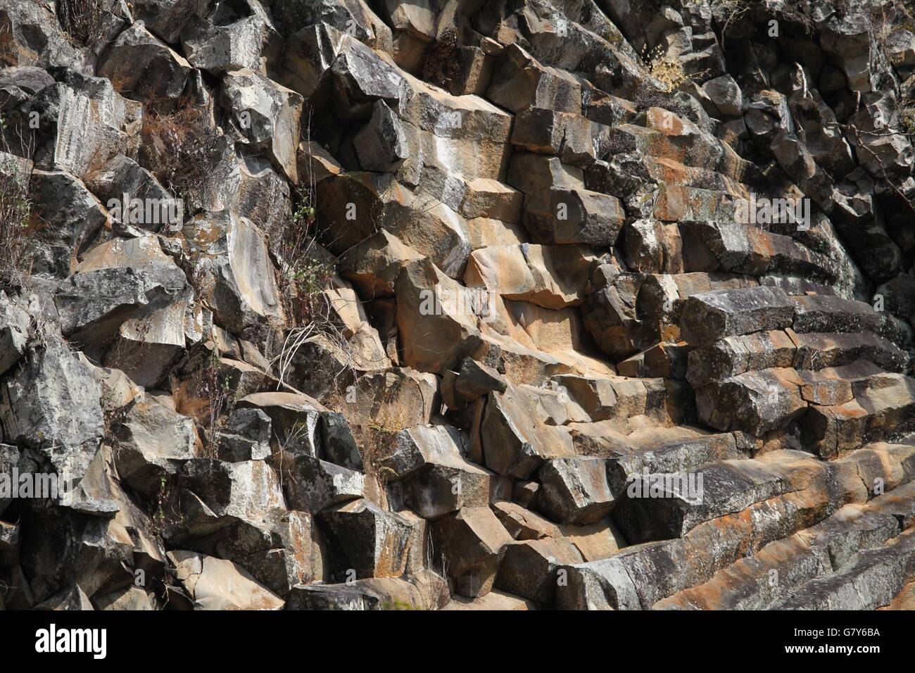 Tengchong, Tengchong, CHN. 13 Feb, 2016. Tengchong, China - El 13 de febrero de 2016: (Sólo para uso editorial. CHINA) engrapado columnar. Es una estructura geológica donde conjuntos de intersección fracturas poco espaciados, denominado juntas, dan como resultado la formación de una serie de prismas regulares poligonal, o columnas. Engrapado columnar ocurre en muchos tipos de rocas volcánicas y las formas como la roca se enfría y se contrae. Engrapado columnar puede ocurrir en los flujos de lava y refrigeración ashflow tobas (ignimbritas), así como en algunas intrusiones someras. © SIPA Asia/Zuma alambre/Alamy Live News Foto de stock