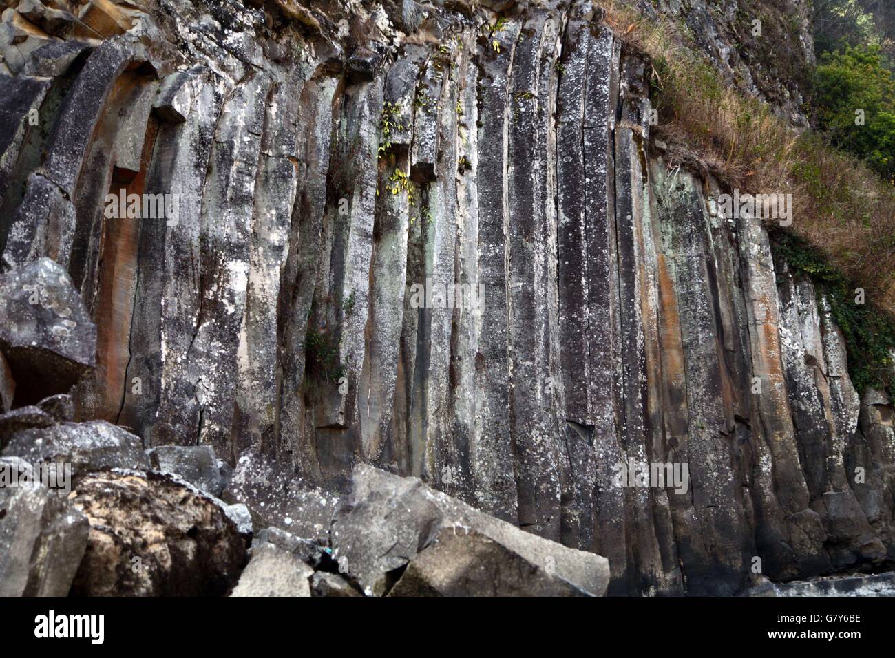 Tengchong, Tengchong, CHN. 13 Feb, 2016. Tengchong, China - El 13 de febrero de 2016: (Sólo para uso editorial. CHINA) engrapado columnar. Es una estructura geológica donde conjuntos de intersección fracturas poco espaciados, denominado juntas, dan como resultado la formación de una serie de prismas regulares poligonal, o columnas. Engrapado columnar ocurre en muchos tipos de rocas volcánicas y las formas como la roca se enfría y se contrae. Engrapado columnar puede ocurrir en los flujos de lava y refrigeración ashflow tobas (ignimbritas), así como en algunas intrusiones someras. © SIPA Asia/Zuma alambre/Alamy Live News Foto de stock